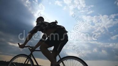 年轻人骑着老式自行<strong>车</strong>的<strong>剪影</strong>，背景是美丽的日落天空。 骑自行<strong>车</strong>的人